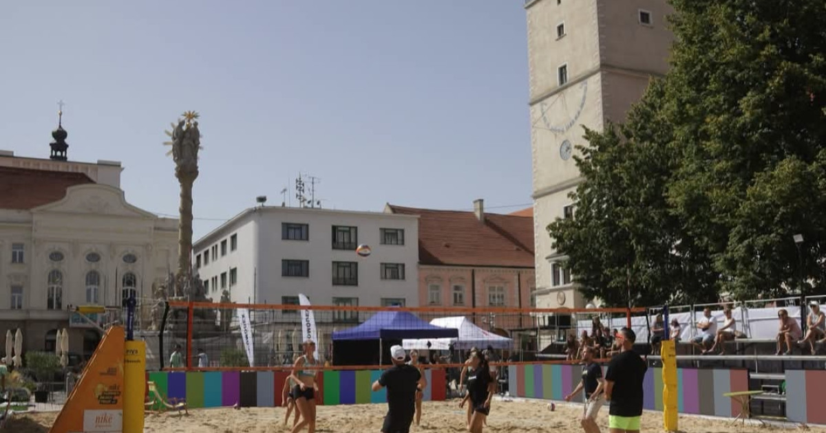 🏐 Trojičné námestie sa zmenilo na pláž!